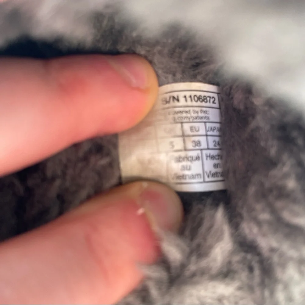 UGG Shearling Lined Suede Slippers Black Women’s Size 7 EU 38 - Picture 7 of 7